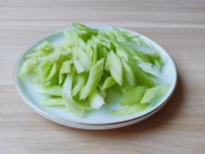 芹菜切成菱形。