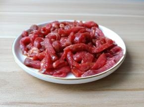 用筷子拌均匀腌制十分钟。