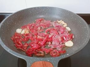 锅里放油，油热放牛肉丝大火翻炒。