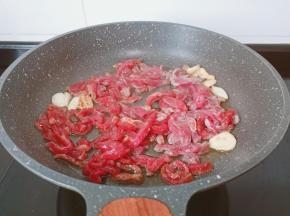 锅里放油，油热放牛肉丝大火翻炒。