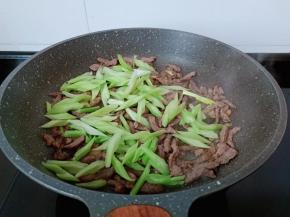 加入芹菜快速煸炒。