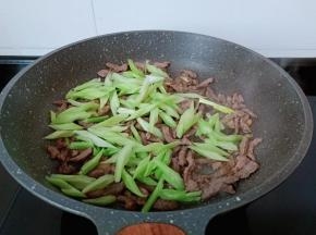 加入芹菜快速煸炒。