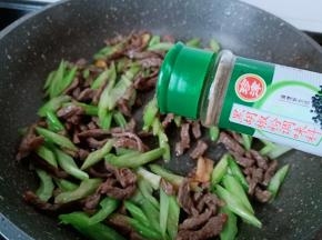 加入黑胡椒粉。