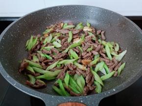 大火快速将调味料超均匀即可。