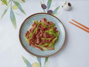 辣呼呼的黑胡椒牛柳来了。