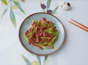 辣呼呼的黑胡椒牛柳来了。