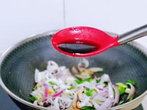 蚝油与生抽加入少量纯净水搅拌均匀，再倒入锅中，加入半小碗纯净水，小火翻炒。