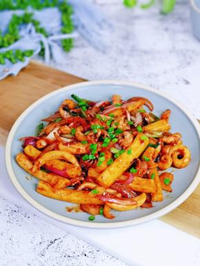 浓浓的酱汁包裹着鱿鱼与年糕，好吃停不下来。