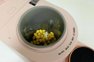 往九阳ksolo豆浆机内加入泡发好的黄豆。