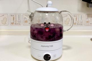 接着加入事先切好的紫薯块，继续炖煮15分钟。