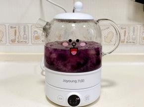 接着加入事先切好的紫薯块，继续炖煮15分钟。