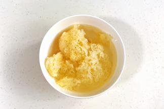 银耳提早用清水浸泡1小时。