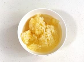 银耳提早用清水浸泡1小时。