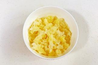 泡发后去蒂撕成小朵，冲洗干净。