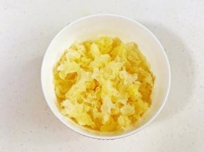 泡发后去蒂撕成小朵，冲洗干净。