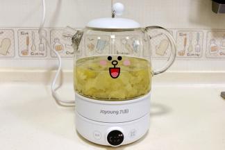 把银耳放入九阳养生壶内，倒入适量的纯净水。