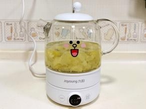 把银耳放入九阳养生壶内，倒入适量的纯净水。