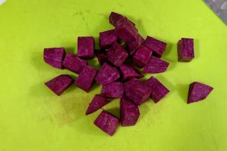 紫薯去皮切块备用。