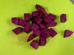 紫薯去皮切块备用。