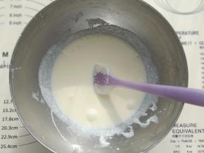 牛奶加热至50度左右加入到奶酪中搅拌至细腻光滑。(因为我的奶酪是冷冻保存的，所以直接加入了温热牛奶搅拌。或者也可以把奶酪隔水加热搅拌均匀)