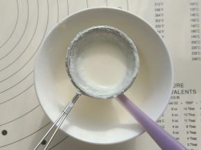 把奶酪牛奶糊过一次筛。