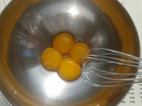 蛋黄放入盆中，手抽打散。
