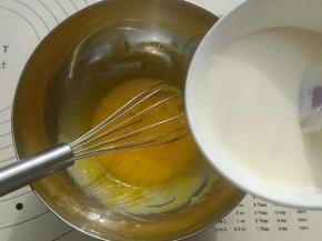 加入过好筛的奶酪牛奶糊手抽打发至颜色变浅。