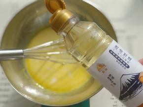 加入盐和色拉油搅拌均匀。