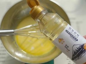 加入盐和色拉油搅拌均匀。