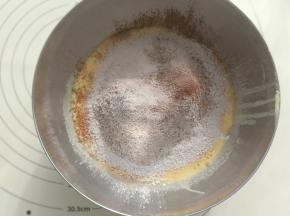 筛入低筋面粉和可可粉。