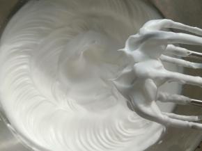 蛋清加入几滴白醋，细砂糖分三次加入打发至尖角。