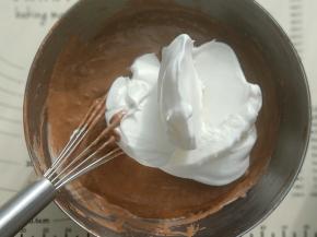 加入三分之一的蛋白糊翻拌均匀。