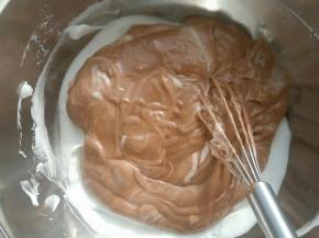 再与剩下的三分之二蛋白糊翻拌均匀(注意手法，以免消泡)