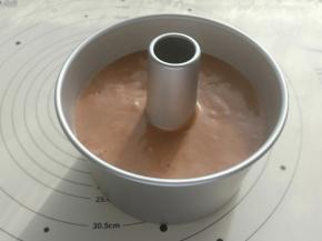 蛋糕糊倒入17cm中空模具中，震几下模具震出大气泡。