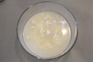 波兰种的所有面团倒入盆内。