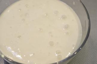 发酵好的波兰种表面冒许多的小泡泡。