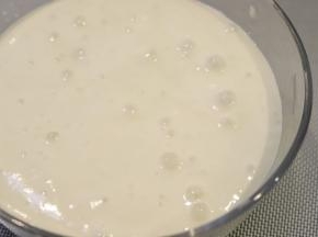 发酵好的波兰种表面冒许多的小泡泡。
