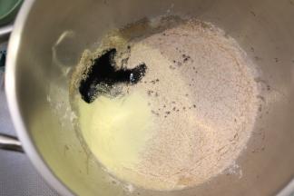 主面团的所有材料（除黄油外）放入厨师机桶内。