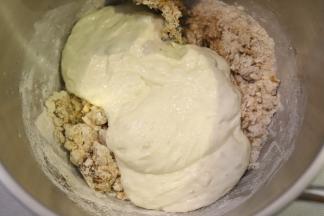 波兰种一起放入厨师机桶，启动厨师机，先2档揉成团后调至5档。