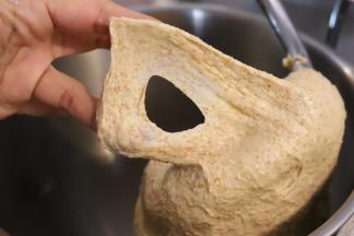 继续揉面，当面团筋度形成7成，可以拉出薄膜但洞口为锯齿状。