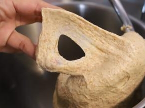 继续揉面，当面团筋度形成7成，可以拉出薄膜但洞口为锯齿状。