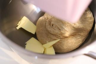 放入黄油，继续揉面，整个揉面过程是18分钟。