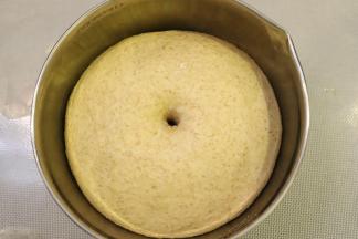 将面团取出，搓圆放入盆内，盖上保鲜膜进行一发（室温26-28度），大概40分钟，不塌陷不回缩的肚脐眼即发酵完成。