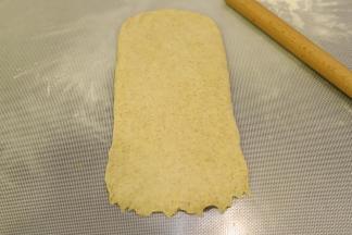 取一小份面团，擀成牛舌状，底部压平。