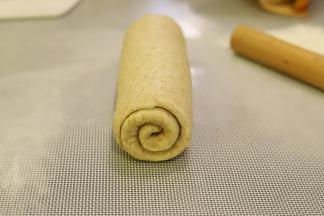 翻面，从上往下卷。