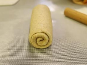 翻面，从上往下卷。