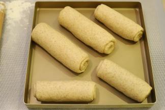 分别做好所有的面团，盖上保鲜膜，松弛15分钟。