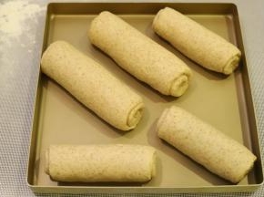 分别做好所有的面团，盖上保鲜膜，松弛15分钟。
