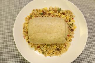 即食奇亚籽谷物麦片放入盘中，面团表面喷少许的水，粘满奇亚籽谷物麦片装饰。