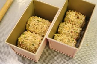 同顺序依次放入2个450克的吐司模内。